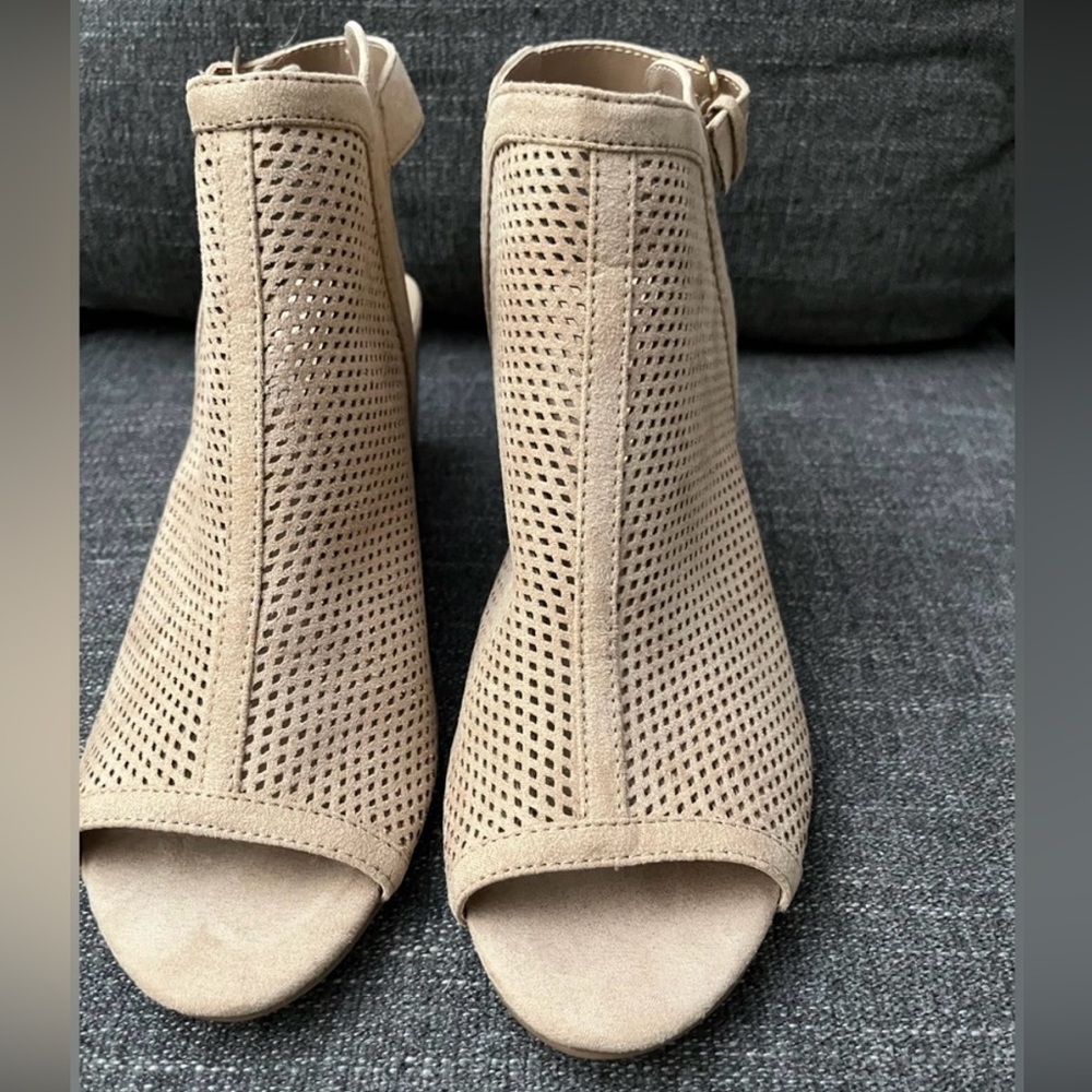 Unisa shoes cream color